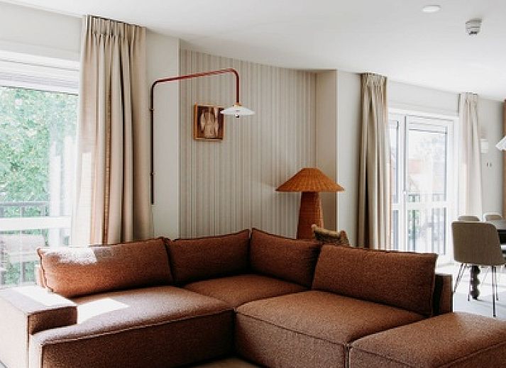 Moderne badkamer in Wellness Appartement 6p, Den Burg, Texel met vrijstaand bad en stijlvolle inrichting.