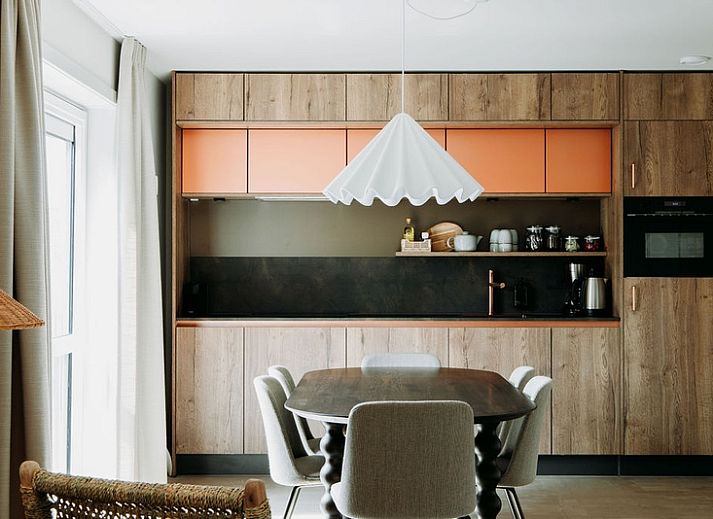 Moderne badkamer in Wellness Appartement 6p, Den Burg, Texel met vrijstaand bad en stijlvolle inrichting.