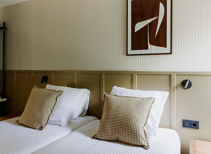 Moderne badkamer in Wellness Appartement 6p, Den Burg, Texel met vrijstaand bad en stijlvolle inrichting.