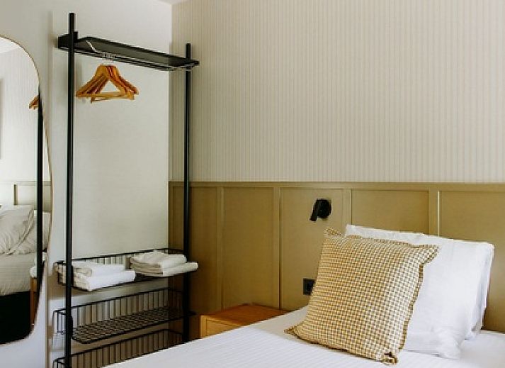 Ruime badkamer in Wellness Appartement 6p, Texel met luxe bad en eigentijds design.