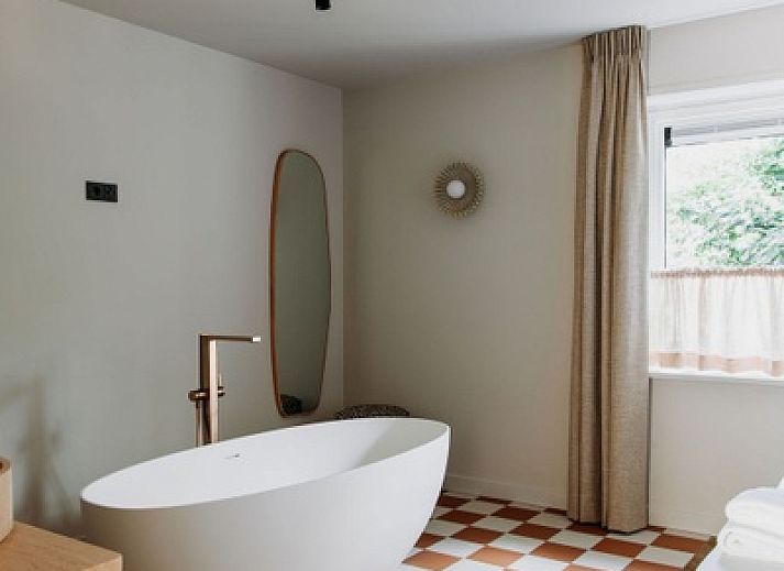 Ruime badkamer in Wellness Appartement 6p, Texel met luxe bad en eigentijds design.