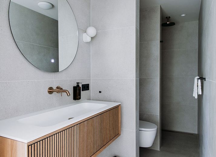 Ruime badkamer in Wellness Appartement 6p, Texel met luxe bad en eigentijds design.