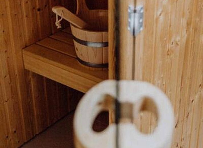 Ruime badkamer in Wellness Appartement 6p, Texel met luxe bad en eigentijds design.