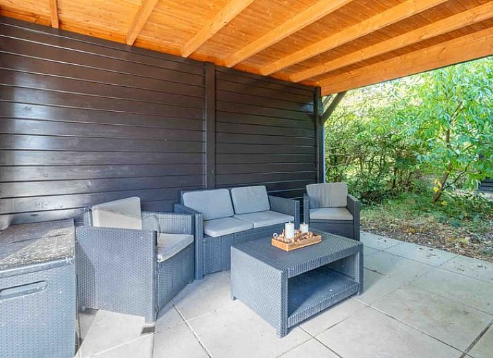 Stijlvolle zithoek met open haard in Huisje in Den Burg, Texel voor gezellige avonden.