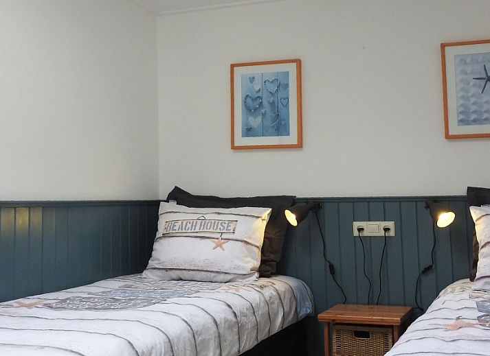 Stilvolles Wohnzimmer im Ferienhaus der Familie Smit, Den Burg, Texel, mit bequemem Sofa und moderner Einrichtung.