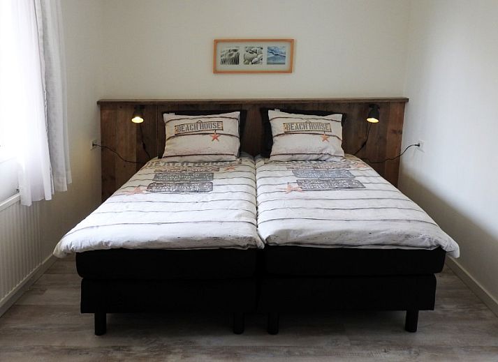 Stilvolles Wohnzimmer im Ferienhaus der Familie Smit, Den Burg, Texel, mit bequemem Sofa und moderner Einrichtung.