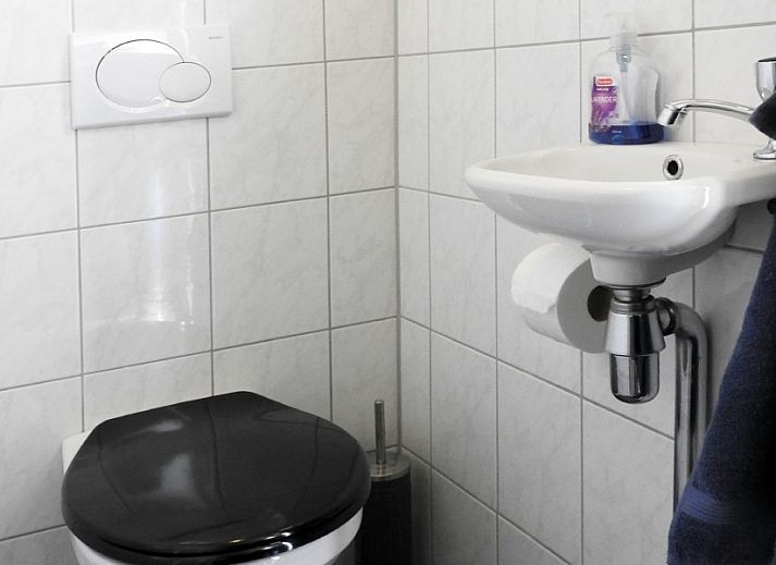 Stilvolles Wohnzimmer im Ferienhaus der Familie Smit, Den Burg, Texel, mit bequemem Sofa und moderner Einrichtung.