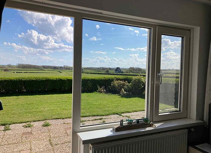 Moderne badkamer met douche in NH198 vakantiehuis Den Burg Texel.