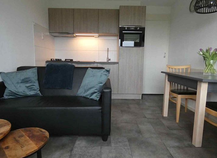 Moderne badkamer met douche in NH198 vakantiehuis Den Burg Texel.