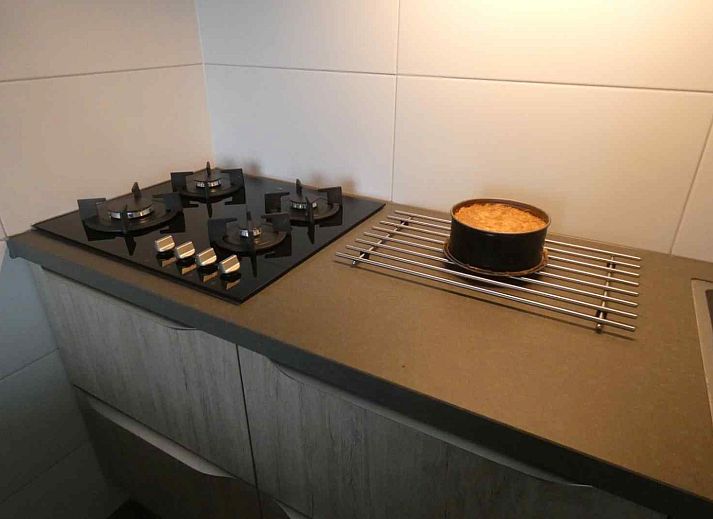 Moderne badkamer met douche in NH198 vakantiehuis Den Burg Texel.