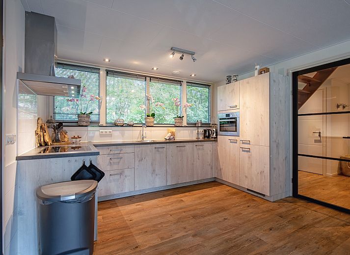 Sonnige Terrasse in 48 - Witte Parel in Den Burg, Texel. Perfekt fuer ein Essen im Freien auf den Watteninseln.