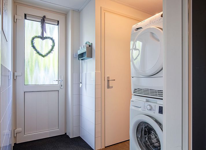 Moderne Kueche in 48 - Witte Parel, Ferienhaus Den Burg, Texel. Vollstaendig ausgestattet fuer einen unbeschwerten Aufenthalt.