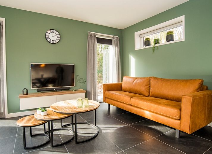 Grote groene tuin bij Het Eikenbossie vakantiehuis in Den Burg, Texel.