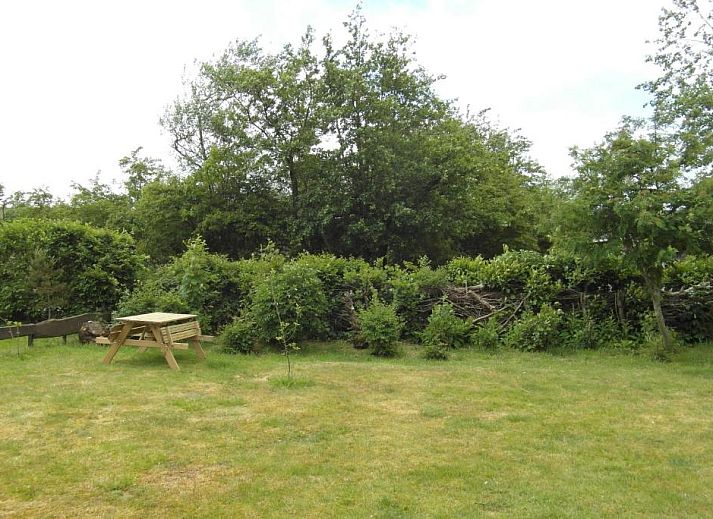 Moderne badkamer in Zeealsem vakantiehuis, Ballum, Ameland, met toilet en wastafel.