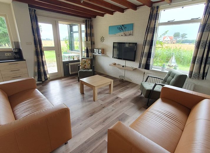 Weizicht Bungalow in Dennenbos, Texel mit grossem Rasen und Waldgebiet.