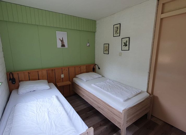 Weizicht Bungalow in Dennenbos, Texel mit grossem Rasen und Waldgebiet.