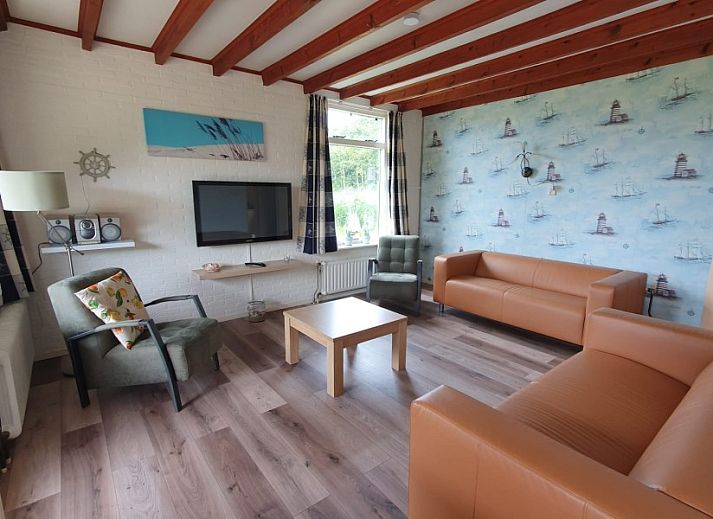 Gemuetliches Wohnzimmer des Bungalows Weizicht in Dennenbos, Texel mit Blick auf die Natur.