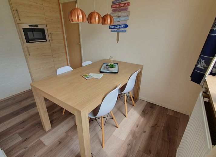 Esszimmer und Kueche im Ferienhaus Weizicht, Dennenbos, Texel mit grossen Fenstern und viel Licht.