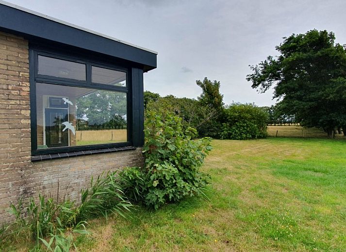 Esszimmer und Kueche im Ferienhaus Weizicht, Dennenbos, Texel mit grossen Fenstern und viel Licht.