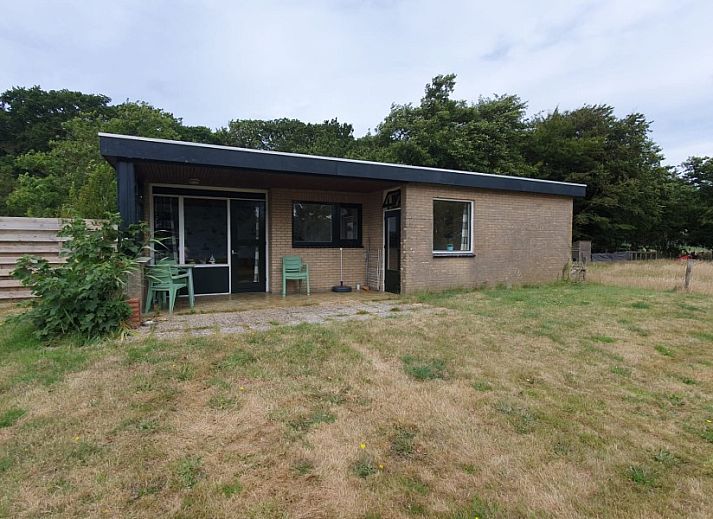 Esszimmer und Kueche im Ferienhaus Weizicht, Dennenbos, Texel mit grossen Fenstern und viel Licht.