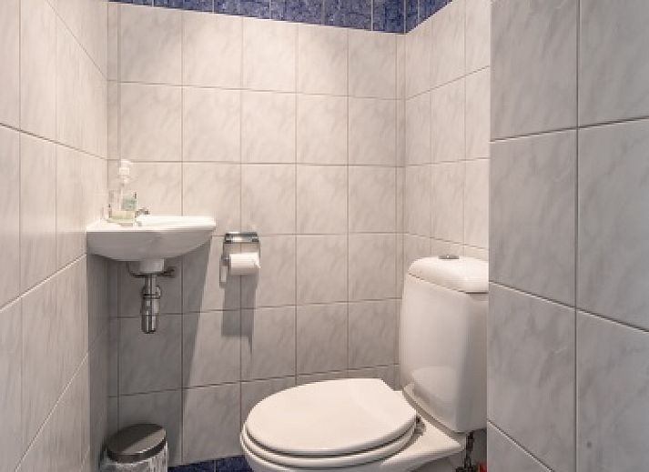 Gemuetlicher Innenbereich des Apartments Boerderij Irene in Den Burg, Texel, mit komfortabler Sitzecke.