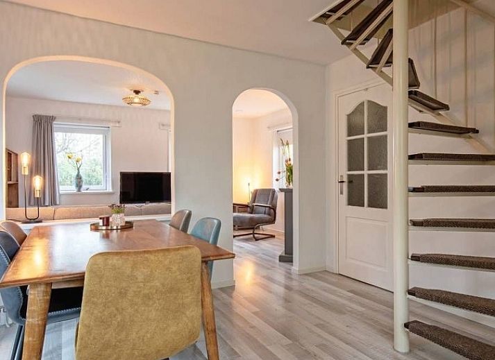 Eingang zum Ferienhaus 5 Persoons in Den Burg Texel, umgeben von einer gruenen Umgebung auf den Watteninseln.