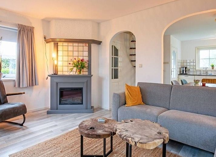 Eingang zum Ferienhaus 5 Persoons in Den Burg Texel, umgeben von einer gruenen Umgebung auf den Watteninseln.