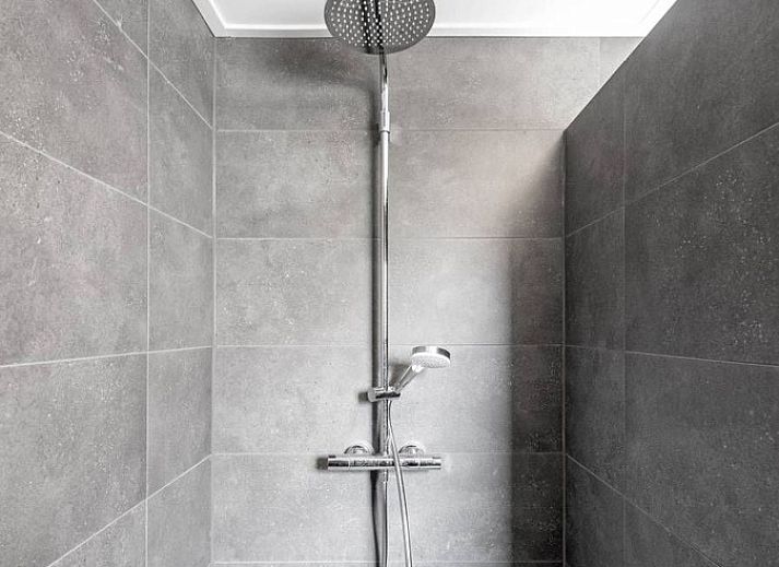 Eingang zum Ferienhaus 5 Persoons in Den Burg Texel, umgeben von einer gruenen Umgebung auf den Watteninseln.