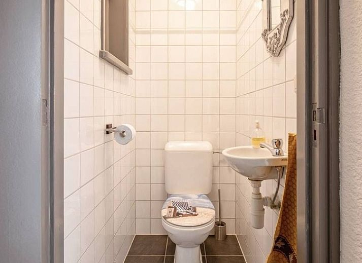 Eingang zum Ferienhaus 5 Persoons in Den Burg Texel, umgeben von einer gruenen Umgebung auf den Watteninseln.