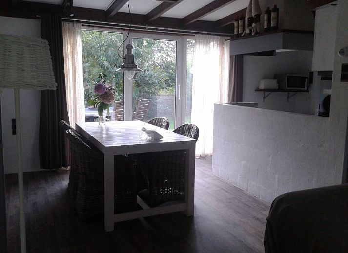 Bungalow De Kikker in Den Burg, Texel, mit gruenem Garten und natuerlicher Umgebung.