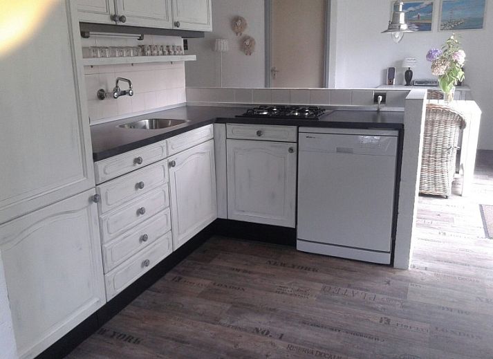 Bungalow De Kikker in Den Burg, Texel, mit gruenem Garten und natuerlicher Umgebung.