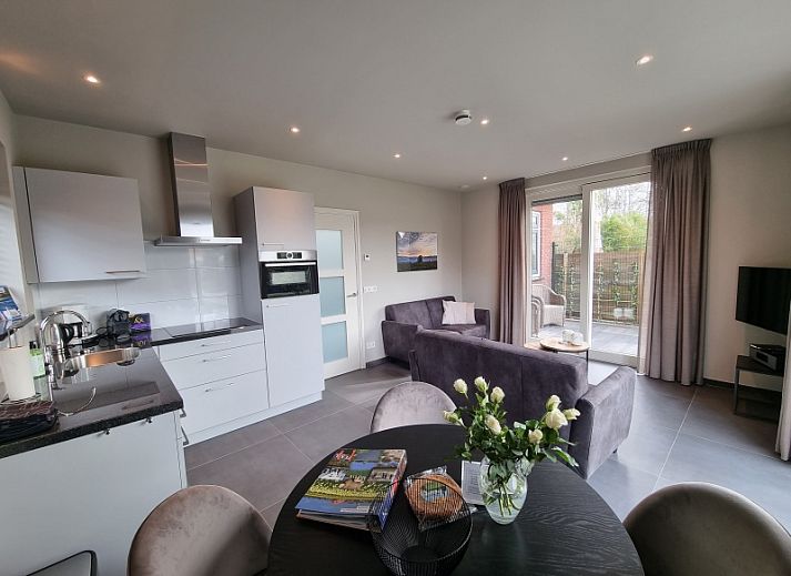 Luxurioeser Garten im Ferienhaus Schoonoordsingel 29a in Den Burg, Texel, umgeben von Gruen und Stille.