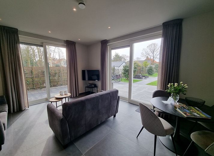 Luxurioeser Garten im Ferienhaus Schoonoordsingel 29a in Den Burg, Texel, umgeben von Gruen und Stille.