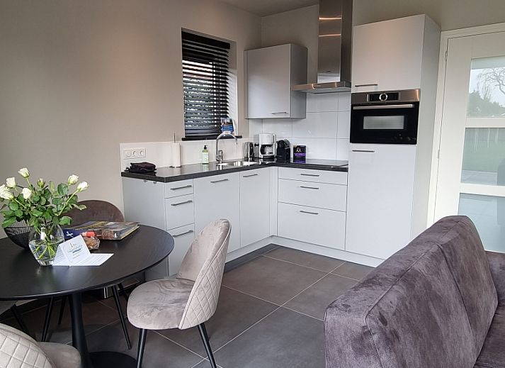 Luxurioeser Garten im Ferienhaus Schoonoordsingel 29a in Den Burg, Texel, umgeben von Gruen und Stille.