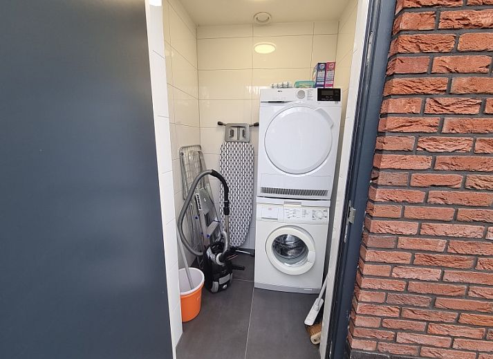 Modernes Wohnzimmer mit offener Kueche im Ferienhaus Schoonoordsingel 29a, Den Burg, Texel.