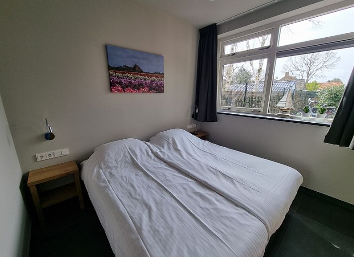 Modernes Wohnzimmer mit offener Kueche im Ferienhaus Schoonoordsingel 29a, Den Burg, Texel.