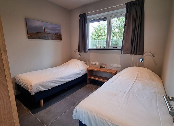 Modernes Wohnzimmer mit offener Kueche im Ferienhaus Schoonoordsingel 29a, Den Burg, Texel.