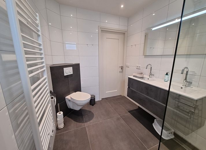 Modernes Wohnzimmer mit offener Kueche im Ferienhaus Schoonoordsingel 29a, Den Burg, Texel.