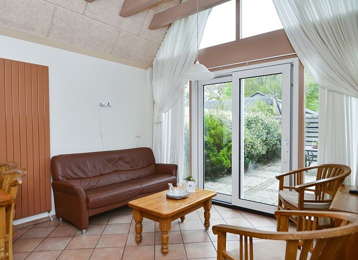 7500 - Hillen vakantiehuis met terras in Den Burg, Texel, omgeven door groene natuur.