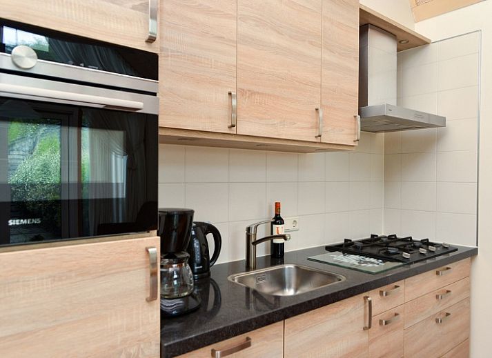 Gezellige woonkamer in 7500 - Hillen vakantiehuis, Den Burg, Texel met uitzicht op terras.