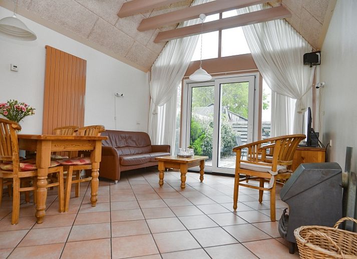 Gezellige woonkamer in 7500 - Hillen vakantiehuis, Den Burg, Texel met uitzicht op terras.
