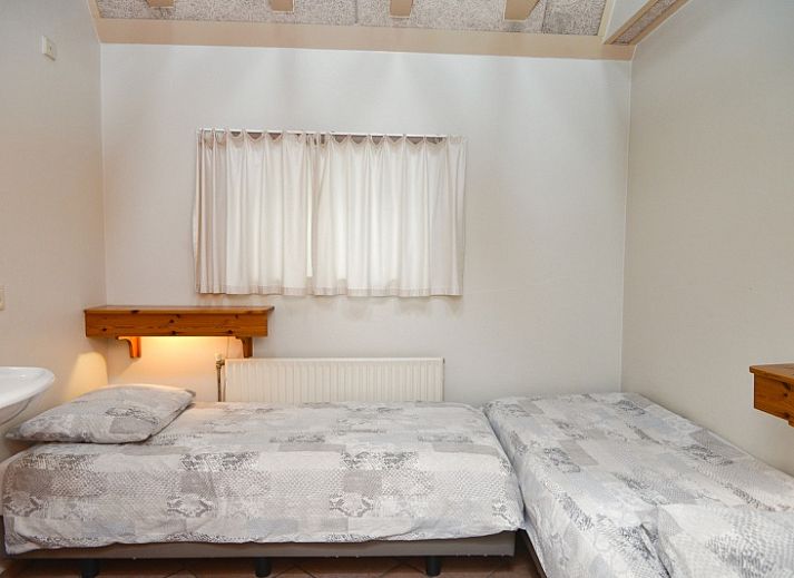 Gezellige woonkamer in 7500 - Hillen vakantiehuis, Den Burg, Texel met uitzicht op terras.