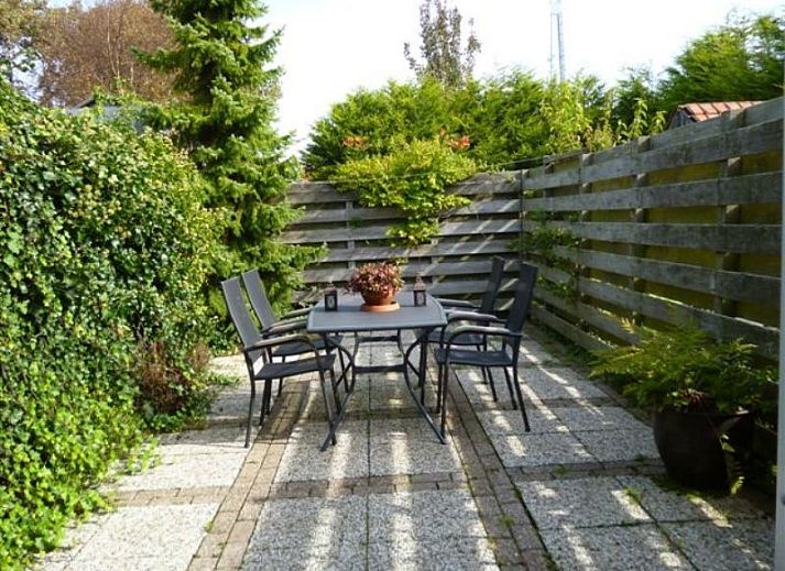 Gezellige woonkamer in 7500 - Hillen vakantiehuis, Den Burg, Texel met uitzicht op terras.