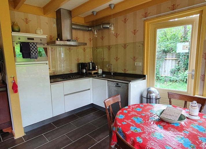 Het Achterhuys vakantiehuis in Den Burg Texel met zonnig terras en groene tuin.