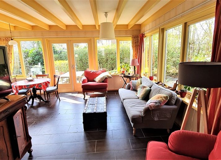 Het Achterhuys vakantiehuis in Den Burg Texel met zonnig terras en groene tuin.