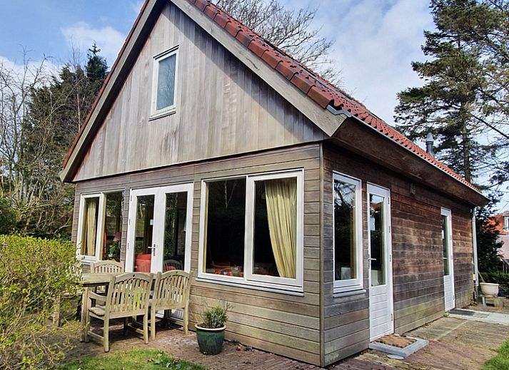 Het Achterhuys vakantiehuis in Den Burg Texel met zonnig terras en groene tuin.