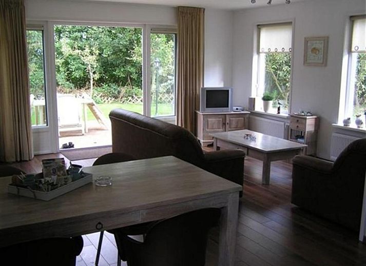 Releye Fruithof de Veen vakantiehuis met terras in Den Burg Texel, omgeven door groene natuur.