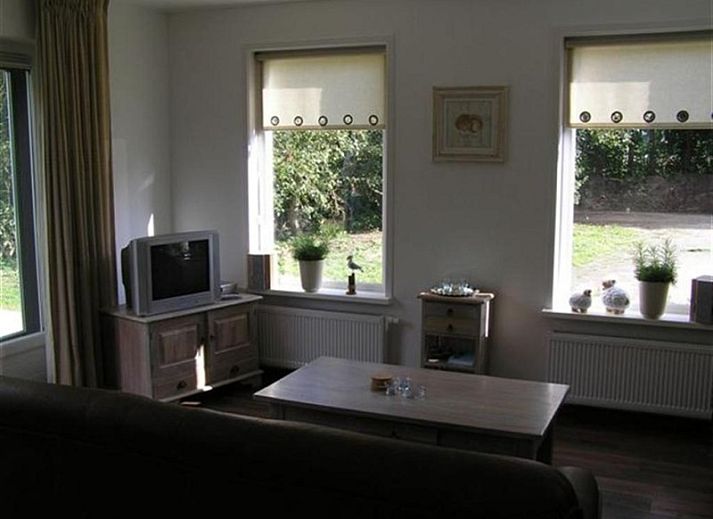 Releye Fruithof de Veen vakantiehuis met terras in Den Burg Texel, omgeven door groene natuur.