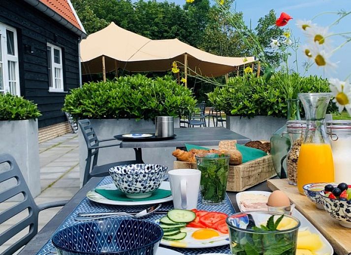 Reflection of Group Residence Nieuw Leven Texel in a pond in Den Burg, surrounded by nature on the Wadden Islands.
