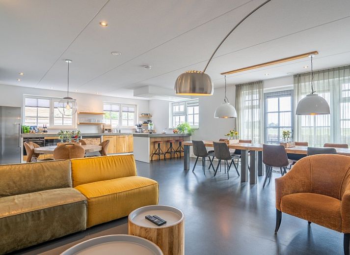 Reflection of Group Residence Nieuw Leven Texel in a pond in Den Burg, surrounded by nature on the Wadden Islands.